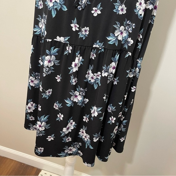 TORRID Black w White Floral Sleeveless Adjustable Tie Neck Blouse - 4X - Picture 5 of 10